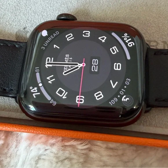 Apple Hermès Smartwatch - Black and Pink - Picture 7 of 10